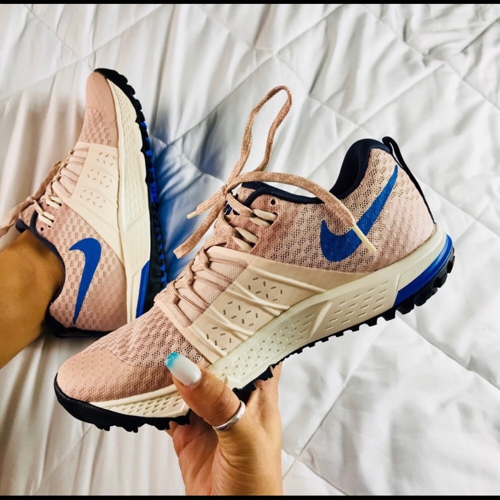 NEW woman’s Nike size 7.5